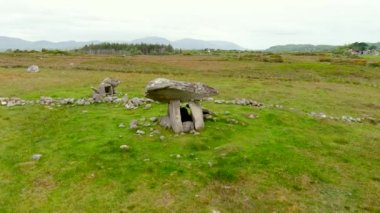 Kilclooney Dolmen 'in dengeli yörünge görüntüsü. Ireland' ların en zariflerinden biri. Donegal 'ın güneybatısında. Neolitik anıt M.Ö. 4000 ile 3.000 yılları arasında yapılmış..