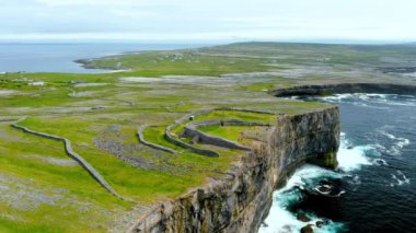 Dun Aonghasa ya da Dun Aengus hava manzarası, Aran Adaları 'nın en büyük tarih öncesi taş kalesi, popüler turizm merkezi, önemli arkeolojik alan, Inishmore Adası, İrlanda