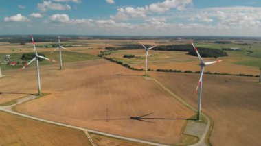Dönen rüzgar türbinlerinin hava görüntüsü enerji üretiyor, Litvanya 'da, güzel bir yaz gününde.