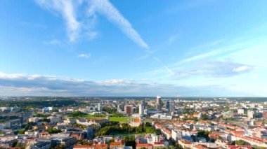 Yenilenmiş Lukiskes Meydanı, Vilnius 'un havadan görünüşü. UNESCO tarafından yazılan Vilnius Eski Kasabası 'nın günbatımı manzarası, Litvanya' nın merkezi..