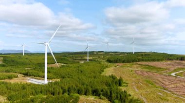 Galway Rüzgâr Parkı 'nın rüzgar türbinleriyle kaplı Connemara hava manzarası Cloosh Vadisi, Galway İlçesi' nde. İrlanda 'daki en büyük kıyı rüzgar çiftliği, yeşil enerji üretimi. Galway Rüzgâr Yolu eğlencesi.