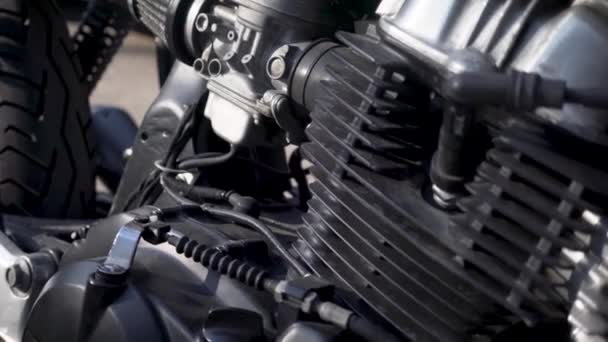 时尚老式咖啡店赛车手摩托车的特写镜头 摩托车发动机 车轮和其他部件的特写视图 — 图库视频影像