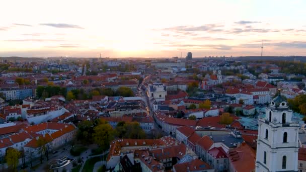 Vacker Antenn Vilnius Stad Gamla Stan Panorama Hösten Med Orange — Stockvideo