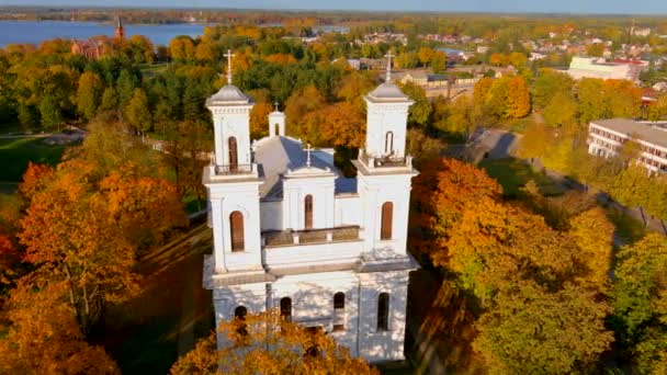 Чудовий Вигляд Церкви Святого Івана Хрестителя Бірзаї Оточений Осінньою Рослинністю — стокове відео