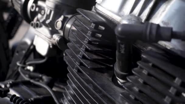 Крупный План Стильного Винтажного Мотоцикла Гонщика Кафе Двигатель Мотоцикла Колесо — стоковое видео