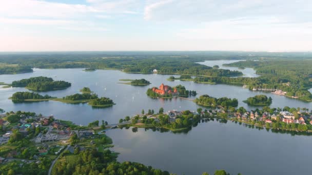 Trakai Adası Kalesi Nin Litvanya Nın Trakai Kasabasındaki Çevresinin Havadan — Stok video