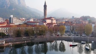 Lecco kasabası ve tatil köyünün güzel sabah manzarası. Lecco kasabasının ünlü Como Gölü ve Bergamo Alpleri arasında bulunan Picturesque rıhtımı. İtalya 'da tatil beldesi.
