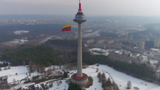 Olbrzymia Trójkolorowa Flaga Litwy Machająca Wileńskiej Wieży Telewizyjnej Podczas Obchodów — Wideo stockowe