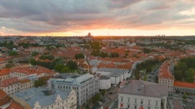 Litvanya 'nın Vilnius kentindeki ilk ve en eski barok kilise olan St. Casimir Kilisesi' nin günbatımı manzarası. Kutsal Prens Aziz Casimir 'in anısına Cizvitler tarafından inşa edildi. Belediye binasının yakınında..