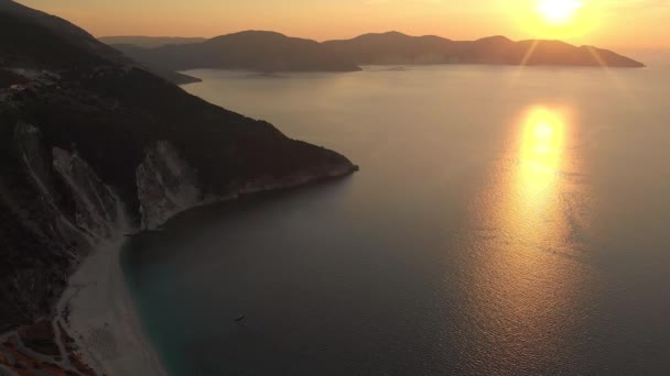 Myrtos 凯法利尼亚最著名和最美丽的海滩 一个大的海岸与绿茶水和白色粗糙的沙子 周围是陡峭的悬崖鸟图 希腊头孢罗尼亚 — 图库视频影像