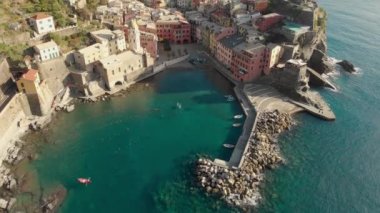 Vernazza 'nın hava manzarası, güzel ve ünlü Cinque Terre kasabası, yüksek bir kaya üzerine inşa edildi, Cinque Terre köylerinin en büyüleyici ve romantik olanlarından biri, Liguria, Kuzey İtalya