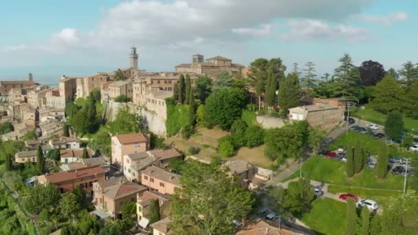 Luftaufnahme Der Stadt Montepulciano Sommertag Auf Einem Kalksteinrücken Gelegen Umgeben — Stockvideo