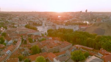 Kuzey Avrupa 'nın en büyük ortaçağ kasabalarından Vilnius Old Town' un havadan görünüşü. Litvanya 'nın Vilnius şehrinin UNESCO tarafından işlenmiş yaz manzarası