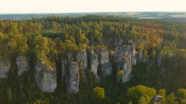 Prachov Kayalıkları 'nın hava günbatımı manzarası, Bohemya Cenneti' nin en ünlü yeri UNESCO geopark, Çek Cesky raj, gezginler, yürüyüşçüler, dağcılar için ilgi çekici. Ah kumtaşı kuleler ve sütunlar.