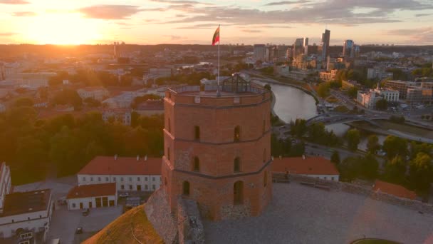 位于维尔纽斯的上城堡的剩余部分 Gediminas塔的日落空中景观 立陶宛中心城市维尔纽斯古城的日落景观 — 图库视频影像