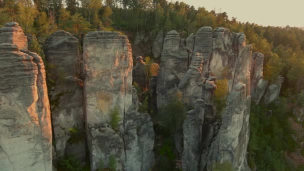 波希米亚乐园中最有名的地方 普拉乔夫岩石 Prachov Rocks 的空中日落景观教科文组织地质公园 Unesco Geopark 捷克Cesky Raj 捷克语 — 图库视频影像