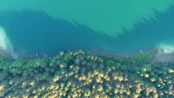Aerial Jasny Letni Wieczór Góry Dół Widok Pięknych Zielonych Wód — Wideo stockowe