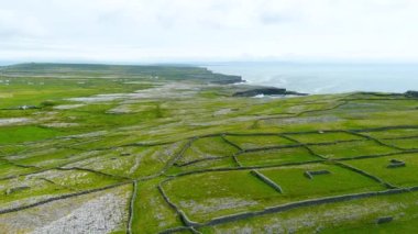 Inishmore veya Inis Mor, Galway Bay, İrlanda Aran Adaları en büyük havadan görünümü. Güçlü İrlanda kültürü, İrlanda diline sadakati ve antik kentlerin zenginliği ile ünlüdür..