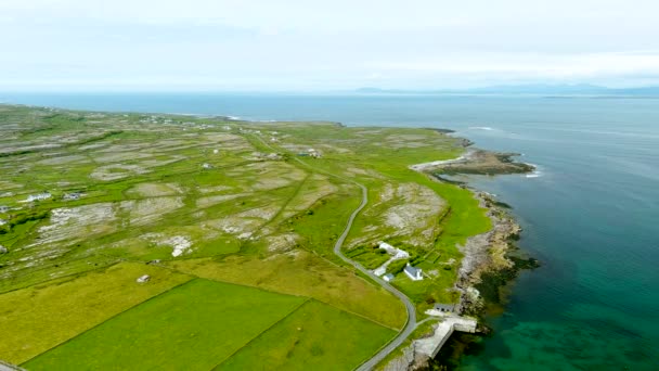 アイルランドのゴールウェイ湾最大のアラン諸島 イニシュモアまたはイニスモールの航空写真 その強いアイルランド文化 アイルランド語への忠誠心 そして古代遺跡の富で有名です — ストック動画