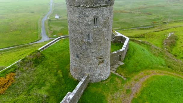 Castelo Doonagore Vista Nebulosa Aérea Marco Icônico Dos Castelos Mais — Vídeo de Stock