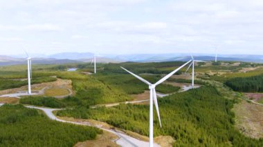 Galway Rüzgâr Parkı 'nın rüzgar türbinleriyle kaplı Connemara hava manzarası Cloosh Vadisi, Galway İlçesi' nde. İrlanda 'daki en büyük kıyı rüzgar çiftliği, yeşil enerji üretimi. Galway Rüzgâr Yolu eğlencesi.