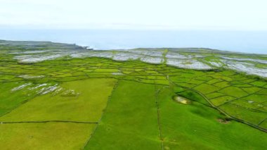 Inishmore veya Inis Mor, Galway Bay, İrlanda Aran Adaları en büyük havadan görünümü. Güçlü İrlanda kültürü, İrlanda diline sadakati ve antik kentlerin zenginliği ile ünlüdür..