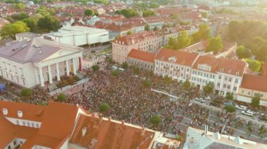 Litvanya Devlet Günü 'nü kutlayan kalabalıkların hava görüntüsü. Bir sürü insan Litvanya milli marşını kasaba meydanında söylüyor, Vilnius, Litvanya.