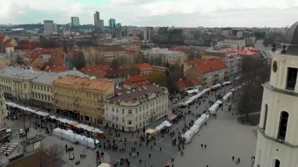 Vilnius Lithuania 2020年3月7日 旧市街通りで毎年3月に開催されるカジウコ画像やKaziukas 伝統的なイースターマーケット 毎年恒例の工芸品フェアに出席群衆の空中ビュー — ストック動画