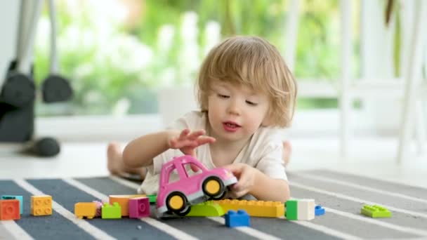 Симпатичный Малыш Играющий Строительными Блоками Лего Полу Дома Творческая Деятельность — стоковое видео