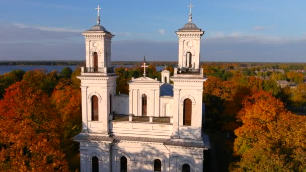 Beautiful Aerial View John Baptists Church Birzai Surrounded Autumn Vegetation — Vídeo de Stock