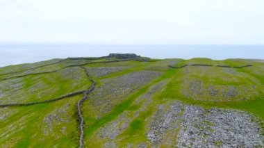 Dun Aonghasa ya da Dun Aengus hava manzarası, Aran Adaları 'nın en büyük tarih öncesi taş kalesi, popüler turizm merkezi, önemli arkeolojik alan, Inishmore Adası, İrlanda