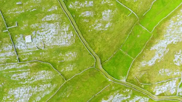 アイルランドのガルウェイ湾で最大のアラン諸島であるイニッシュモアの空中回転トップダウンビュー その強いアイルランド文化 アイルランド語への忠誠心 そして古代遺跡の富で有名です — ストック動画