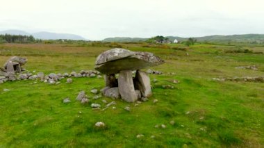 Kilclooney Dolmen 'in dengeli yörünge görüntüsü. Ireland' ların en zariflerinden biri. Donegal 'ın güneybatısında. Neolitik anıt M.Ö. 4000 ile 3.000 yılları arasında yapılmış..