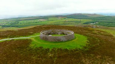 Aileach 'lı Grianan, Antik Kuru Taştan Kale, İrlanda' nın Donegal kentindeki Greenan Dağı 'nın tepesinde tarih öncesi bira yapıları kompleksinin bir parçası. Beş ilçenin panoramik görüntüsü.