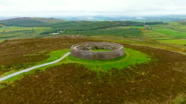 Aileach 'lı Grianan, Antik Kuru Taştan Kale, İrlanda' nın Donegal kentindeki Greenan Dağı 'nın tepesinde tarih öncesi bira yapıları kompleksinin bir parçası. Beş ilçenin panoramik görüntüsü.