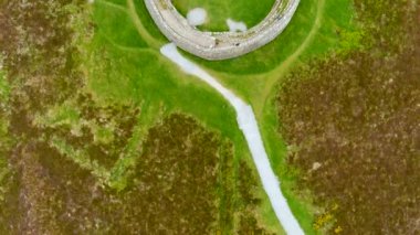 Aileach 'lı Grianan' ın yukarıdan görünüşü, antik kuru taş kale, tarihöncesi yapılar kompleksinin bir parçası, Inishowen, Co. Donegal, İrlanda 'daki Greenan Dağı' nın tepesinde yer alıyor..