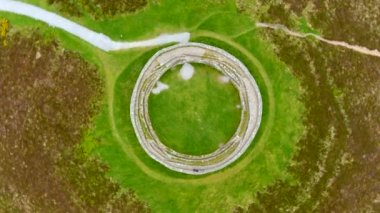 Aileach 'lı Grianan' ın tepeden tırnağa dönüşümlü görüntüsü, İrlanda 'nın Donegal kentindeki Inishowen kentindeki Greenan Dağı' nın tepesinde bulunan bira tarihi yapılar kompleksinin bir parçası..