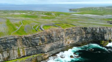 Dun Aonghasa ya da Dun Aengus hava manzarası, Aran Adaları 'nın en büyük tarih öncesi taş kalesi, popüler turizm merkezi, önemli arkeolojik alan, Inishmore Adası, İrlanda