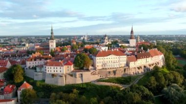 Güneşli bir yaz akşamında Tallinn Old Town ve Toompea Hill 'in ikonik gökyüzü manzarası. Stenbock Evi, Patkuli izleme platformu, savunma duvarları, çatılar. UNESCO Dünya Mirası sahası, Estonya