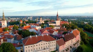 Güneşli bir yaz akşamında Tallinn Old Town ve Toompea Hill 'in ikonik gökyüzü manzarası. Stenbock Evi, Patkuli izleme platformu, savunma duvarları, çatılar. UNESCO Dünya Mirası sahası, Estonya