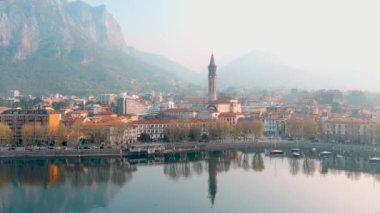 Lecco kasabası ve tatil köyünün güzel sabah manzarası. Lecco kasabasının ünlü Como Gölü ve Bergamo Alpleri arasında bulunan Picturesque rıhtımı. İtalya 'da tatil beldesi.