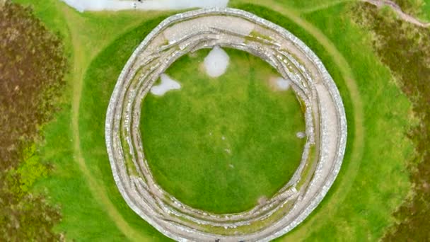 位于爱尔兰多尼戈尔市Inishowen市Greenan山顶上的古老的石制史前建筑建筑群的一部分 Aileach的Grianan的自上而下的旋转视图 — 图库视频影像