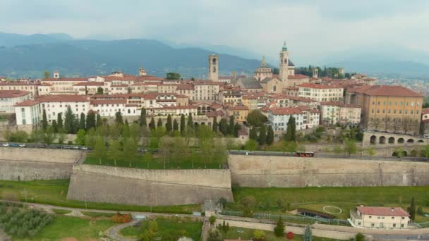 Scénický Pohled Město Bergamo Severovýchodně Milána Létající Nad Citta Alta — Stock video
