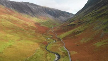 Honister Geçidi 'nin hava manzarası, Gatesgarthdale Beck Dağı deresi boyunca kıvrılan bir dağ geçidi. Bölgedeki en dik ve en yüksek geçitlerden biri. Cumbria, Lake District, İngiltere.