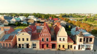 Litvanya 'nın en eski kasabalarından biri olan Kedainiai' deki Eski Pazar Meydanı 'nın güzel hava manzarası. Altın gün batımı ışığında eşsiz renkli Stikliu sokak evleri. Kedainiai, Litvanya.