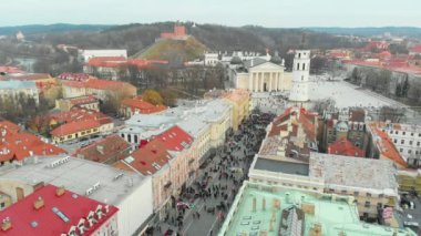 VILNIUS, LITHUANIA - 16 Şubat 2020: Vilnius 'taki Devlet Günü' nün restorasyonuna katılan yüzlerce insanın havadan görüşü. 16 Şubat 'ta Gediminas Bulvarı' nda şenlik ateşi yakıldı.