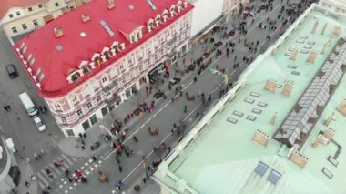 VILNIUS, LITHUANIA - 16 Şubat 2020: Vilnius 'taki Devlet Günü' nün restorasyonuna katılan yüzlerce insanın havadan görüşü. 16 Şubat 'ta Gediminas Bulvarı' nda şenlik ateşi yakıldı.