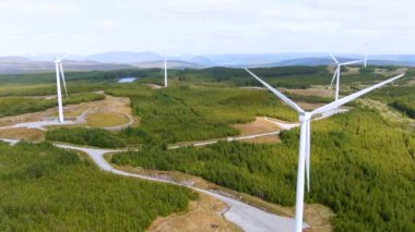 Galway Rüzgâr Parkı 'nın rüzgar türbinleriyle kaplı Connemara hava manzarası Cloosh Vadisi, Galway İlçesi' nde. İrlanda 'daki en büyük kıyı rüzgar çiftliği, yeşil enerji üretimi. Galway Rüzgâr Yolu eğlencesi.