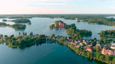 Trakai Adası Kalesi 'nin ve Litvanya' nın Trakai kasabasındaki çevresinin havadan görünüşü. Yaz günbatımında yukarıdan güzel manzara.