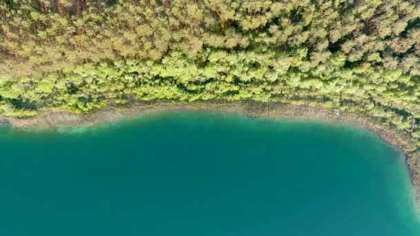 วงเย นฤด อนท สดใสทางอากาศ มมองบนลงล างของน ยวท สวยงามของทะเลสาบ มมองนกของทะเลสาบมรกตท สวยงามล — วีดีโอสต็อก